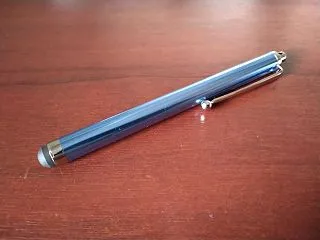 太い指先とタッチペンで、「スマホでブログ…