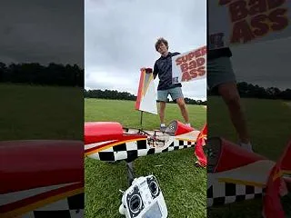 RC飛行機が片翼にも関わらずスムーズに着…