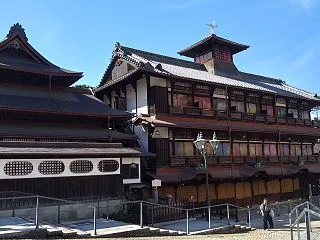 秋冷や 日向と日陰 逆転す（しゅうれいや…