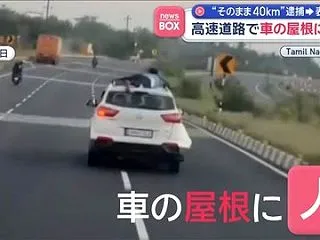 【衝撃動画】警官が屋根にしがみつく！時速…