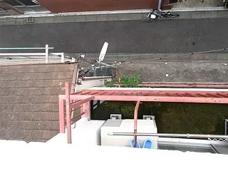 バルコニーに水が溜まる賃貸マンションを診…