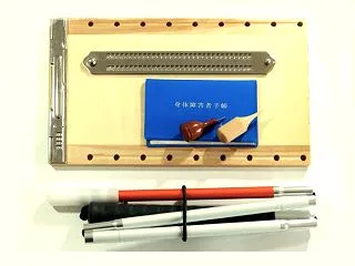 視覚障害者を助ける道具一覧｜白杖・拡大読…