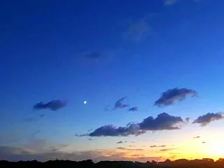 今日の夕暮れ三日月。