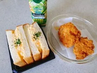 昼食 たまごサンドとフライドチキン