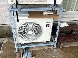 土砂降りの中での２階のエアコン取付。シャ…