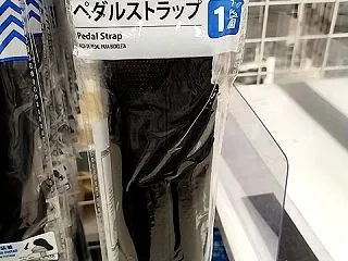 ダイソーの自転車コーナーにペダルストラッ…