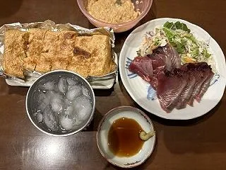 車椅子に座り窓の外を見ている母の姿