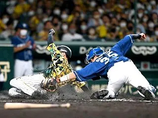 甲子園初回の一塁タッチ後、戻り足が動き出…