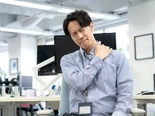 仕事中の肩こわばり、午後に悪化する理由