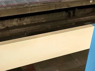 新宿駅ホームに記された「クヤ ココマデ」…