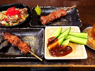 高円寺『牛の四文屋』ガード下で牛肉せんべ…