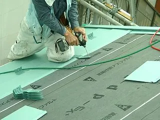 隣の方が屋根の破損を教えてくれました