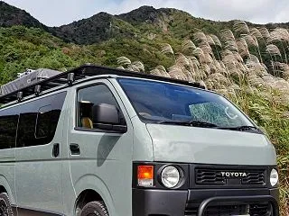 秋の景色の中を丸目ハイエースでドライブに…