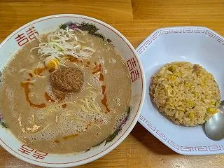 ラータンメンとミニチャーハンセット：博多…
