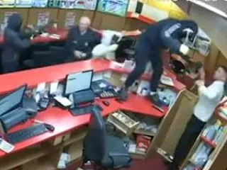 【動画】83歳のアイルランド人男性、武装…
