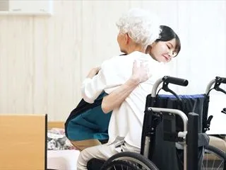 介護職の腰痛はなぜ繰り返す？移乗介助で腰…