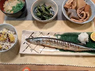 秋刀魚の塩焼・さつまいもご飯の晩ご飯と …
