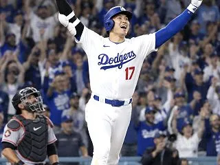 大谷翔平、値千金3ラン本塁打！ 両手挙げ…