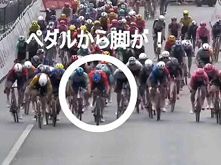 マニエはクリートがペダルから外れ、Cof…