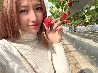 【画像】いちご狩りに来たメロン巨乳女子の…