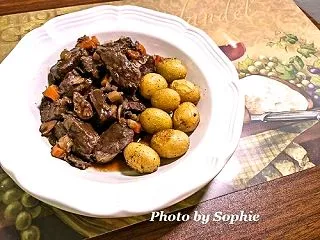 ビーフの蒸し煮・クレームドカシス風味のレ…