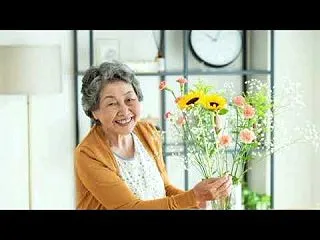 【悲報】年金だけでは生活困難…老後も働く…