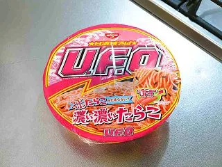 日清焼そばU.F.O.濃い濃いたらこを食…