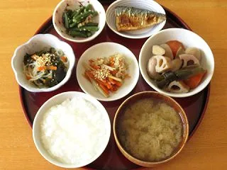 塩鯖、煮物、春雨の二杯酢、インゲンの甘辛…