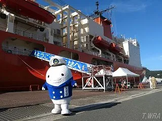 海上自衛隊の南極観測船「しらせ」が門司港…