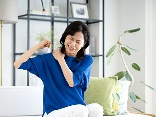 五十肩で家事を続けても大丈夫？痛みが引か…