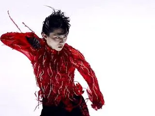 羽生結弦、真紅の衣装と鋭い眼差しで「トラ…