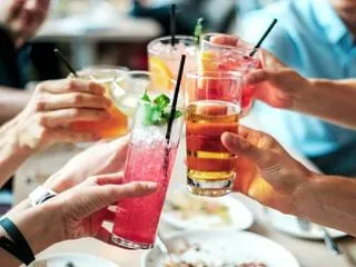 居酒屋で俺「喉乾いてないから料理だけでい…