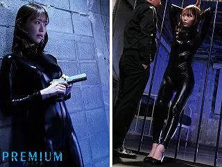 レザー風キャットスーツ/ハイヒール姿の女…