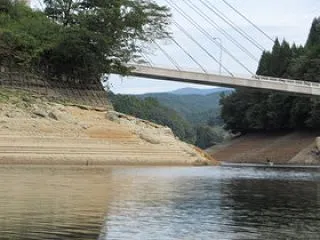中の島が現れる秋の北山ダム。セットが冴え…