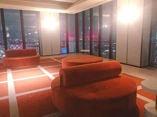 【北仲ノットOMO5の展望ラウンジに立ち…