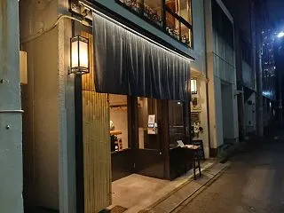和モダンに浸り、真っ直ぐなうどんにほっと…