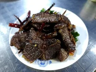 黒井古鎮の龍江農家菜で牛干巴食べたらえら…