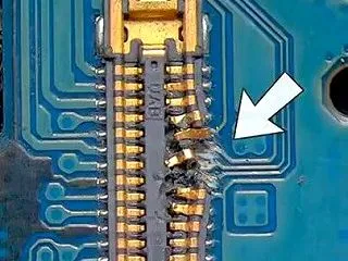 足がねじれた基板の極小コネクターを外し、…