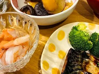 ロピアのエビのシュリンプと鯖の焼き魚で晩…