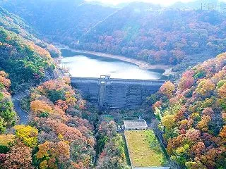 旅行絶景ドローン空撮｜永楽ダムの紅葉-大…