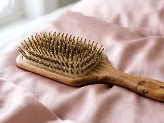 更年期に髪が抜けるのはなぜ？抜け毛の目安…