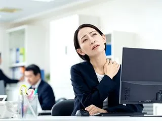 首肩がつらいパソコン作業を楽にする方法