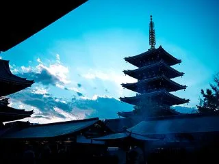 青空とシルエットの浅草寺五重塔の無料写真…