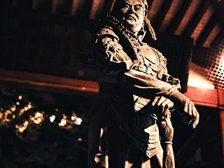 夜の浅草寺お水舎に立つ沙竭羅龍王像の無料…