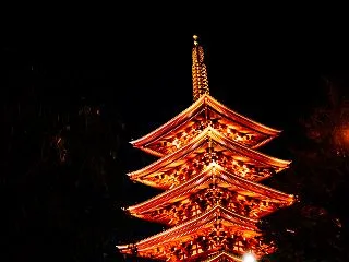 闇夜にそびえる浅草寺の五重塔の無料写真素…