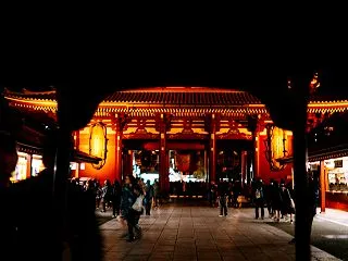 ライトアップされた浅草寺の宝蔵門の無料写…