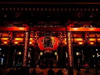 夜の浅草寺本堂と大提灯の無料写真素材【撮…