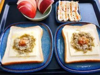 朝食 梅干しとろろ昆布チーズサンド