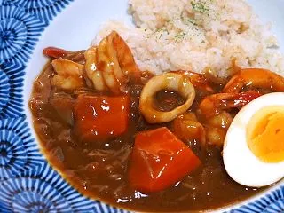 友達との「おうちランチ」のメインはカレー