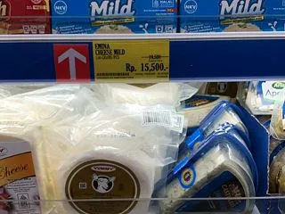 大型スーパーにて買い物